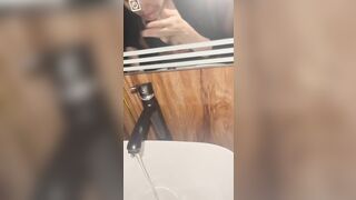 Vô mò vú khí cô bạn thân đang đánh răng