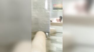 2 em học sinh tập làm người lớn