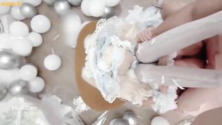 Lễ trưởng thành của một cô gái trẻ xinh đẹp, theo phong cách Lolita, chiếc váy cưới