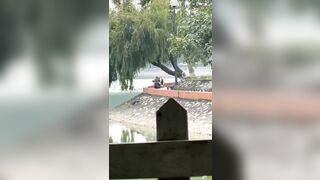 Đẹp trời, cặp đôi trẻ rủ nhau ra bờ hồ chịch nhau