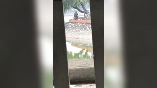 Đẹp trời, cặp đôi trẻ rủ nhau ra bờ hồ chịch nhau