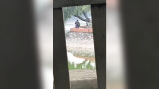 Đẹp trời, cặp đôi trẻ rủ nhau ra bờ hồ chịch nhau