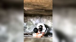 Hai bạn trẻ vào ngõ bú cu, vừa bú vừa ngó sợ người thấy