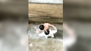 Hai bạn trẻ vào ngõ bú cu, vừa bú vừa ngó sợ người thấy