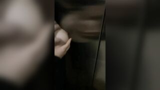 Cô gái cho người yêu bóp vú nơi công cộng