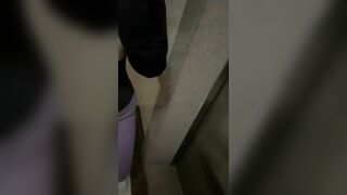 Cô gái cho người yêu bóp vú nơi công cộng