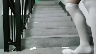 Em học sinh đem cặc giã thủ dâm ở cầu thang trường bị phát hiện