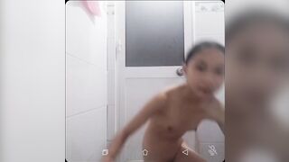 bé loli mới lớn tự thủ dâm rồi gửi cho trai xem