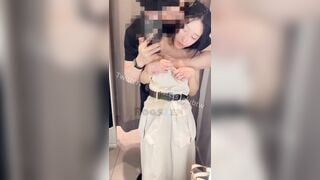 Cùng 2 e bạn thân vừa xinh vừa dâm vú lại còn bự đi dạo trg siêu thị khoe hàng public
