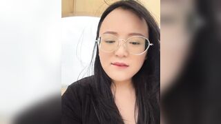 Gái dâm ra công viên thủ dâm khoe hàng trước mặt người lạ phần 1