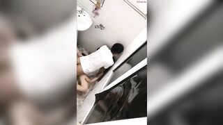 Quay lén cặp đôi làm tình trong nhà vệ sinh trường học bị phát hiện