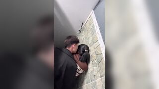 Quay lén cặp đồi đụ nhau trong nhà vs của quán cà phê