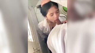 Dụ con bạn vào vệ sinh bú cu, ngập con mẹ nó mồm luôn