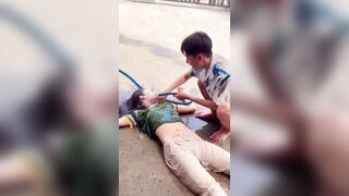 Chị họ nhậu say bị thằng em xịt nước rửa người rửa cả cái lồn xinh.