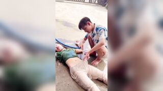 Chị họ nhậu say bị thằng em xịt nước rửa người rửa cả cái lồn xinh.