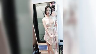 Đụ con em họ 17 tuổi trước gương phải nói thần thái của ẻm dâm cực phẩm.