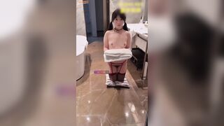Một gã bạn trai tồi tệ, tức giận sau khi bị bạn gái đá, đã nổi cơn thịnh nộ, tung vid