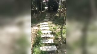 Quay lén chị họ đi đái bị bắt được đánh và chửi tại chỗ.