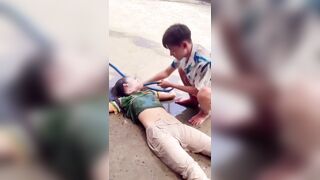 Em chồng rửa lồn cho chị dâu khi chị nhậu say không biết gì.
