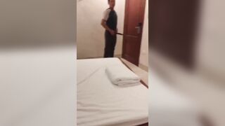 Thanh niên đi chơi gái, hôn hơn 10 kêu k cảm xúc đòi bỏ về