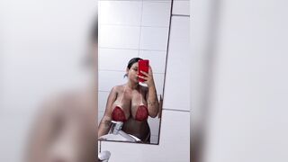 Chubby làn da bánh mật có cặp vú bự