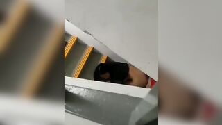 Giữa Thanh Thiên Bạch Nhật Có đôi Tình Nhân Làm Tình ở Cầu Thang