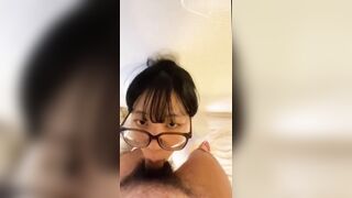 Em kính cận bú cu xuất tinh vào miệng