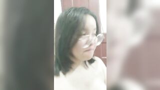 Teen kính cận vú to call sex cùng người yêu