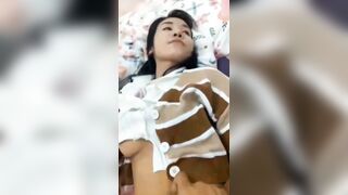 Bé thư ký bị sếp bắt tiếp đối tác trên giường, mặt rưng rưng khóc