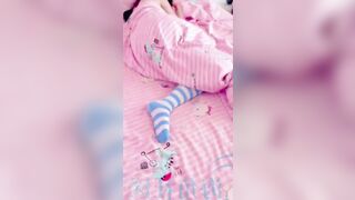 Con em gái đang ngủ thì bị anh kế vào phòng đè ra địt sml