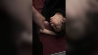 Sóc lọ tước mặt chị gái xinh tươi lúc đang ngủ say