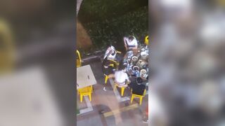 Ngồi chung bàn nhậu chồng cho phép bạn nhậu đều được bóp vú vợ mình.