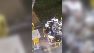 Ngồi chung bàn nhậu chồng cho phép bạn nhậu đều được bóp vú vợ mình.