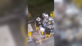 Nhậu chung bàn lão chồng cho phép các bạn nhậu đều được phép bóp vú vợ mình.