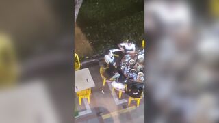 Nhậu chung bàn lão chồng cho phép các bạn nhậu đều được phép bóp vú vợ mình.