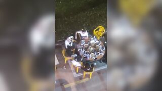 Nhậu chung bàn lão chồng cho phép các bạn nhậu đều được phép bóp vú vợ mình.