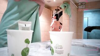 Quay lén bên trong nhà tắm công cộng nữ phát hiện các em teen cực xinh đg tắm chung