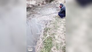 Gái dâm gạ ông chú đang câu cá ra cho sờ vú móc lồn chắc đến tối không thèm về