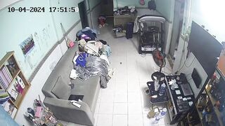 Hack cam nhà có 2 bé mới lớn thích cởi chuồng