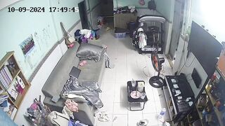 Hack cam nhà có 2 bé mới lớn thích cởi chuồng