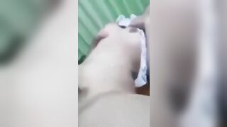 Ông bác họ thấy cháu gái 16 tuổi ở 1 mình liền dụ dỗ bú vú rồi bóp lồn con bé.