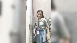 Sợ cha mẹ về kịp anh họ đã đưa em gái 17 tuổi vào toilet đụ cho an toàn.