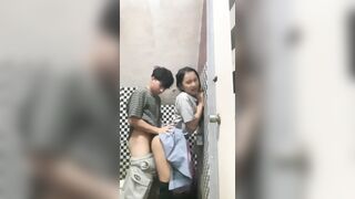Độ liều lĩnh của anh họ 18 tuổi đưa em gái 17 tuổi vào toilet để đụ không bao.