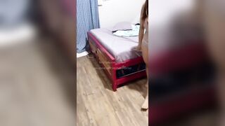 em nằm phơi lồn sẵn chờ anh đụ, đút vào là nước bắn tung tóe