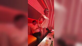 Đưa xếp đi hát gặp gái dâm hàng ngon nứng hết cả cu