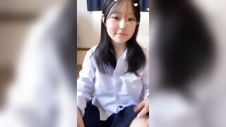 Em học sinh mới lớn mà vú bự còn làm các hành động gợi dục