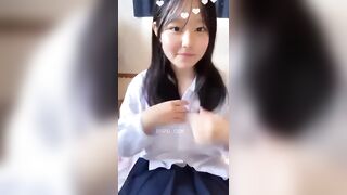 Em học sinh mới lớn mà vú bự còn làm các hành động gợi dục