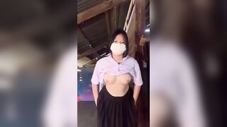 Mới đi học về em học sinh lớp 10 ở tây bắc tranh thủ khoe vú khoe lồn.