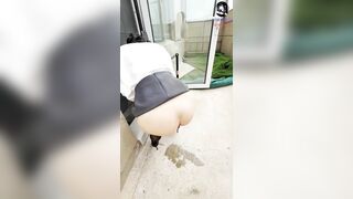 Dắt em đồng nghiệp lén lút ra ban công cty đụ làm em sướng đái luôn ngoài ban công