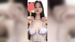 Call khi bạn thân vú to thay đồ